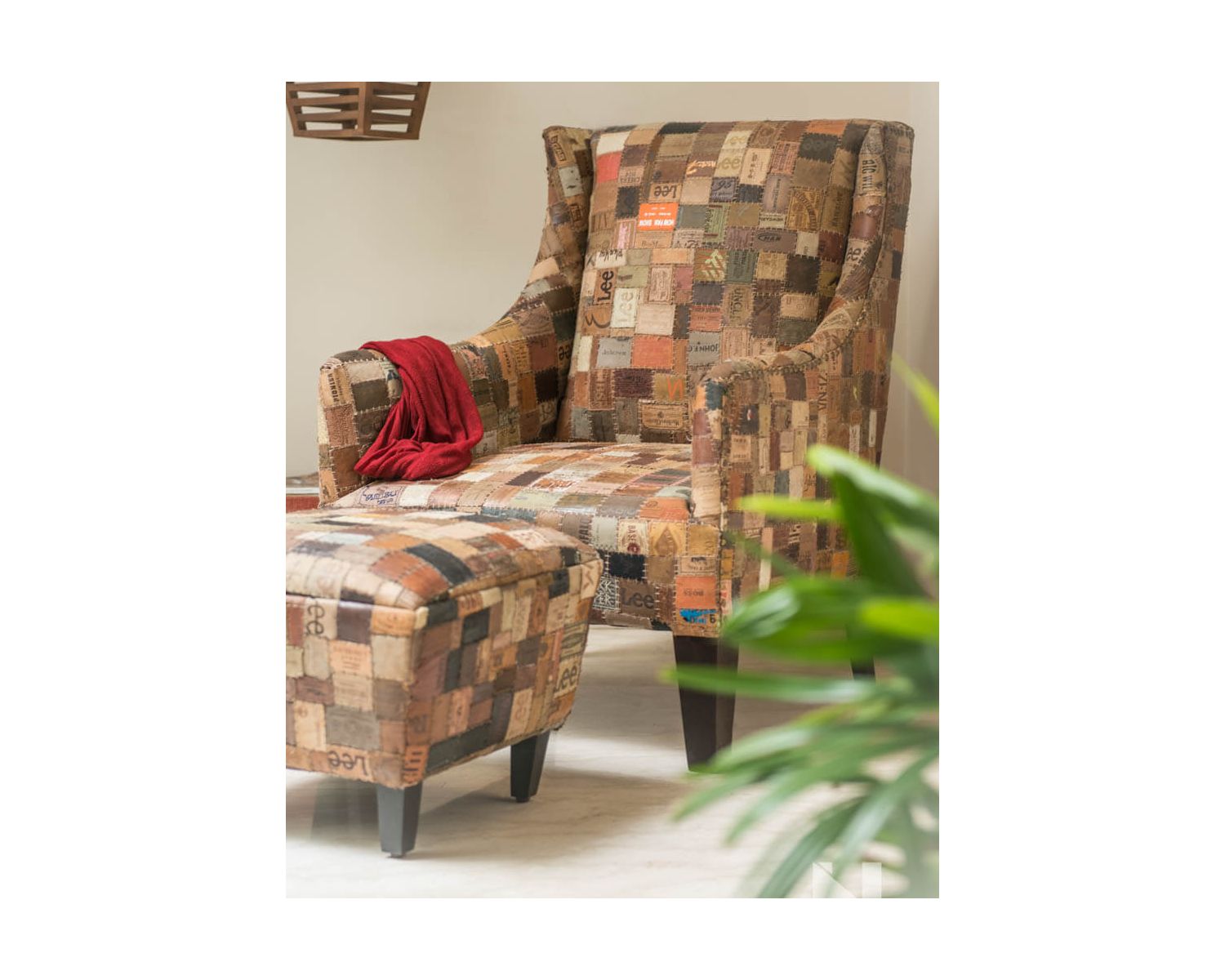 Sillón bergère 100 % único, de tela reciclada y madera «Pop Vintage»