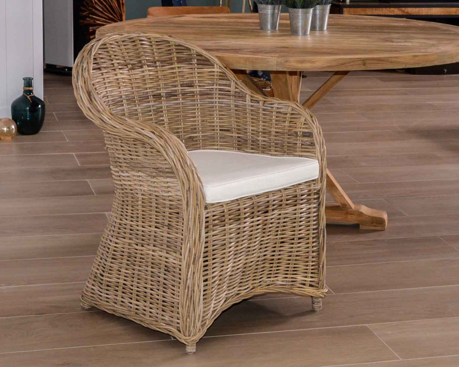 Sillón de jardín de ratán Kubu en color gris, con asiento de tela «Balangan Beach»