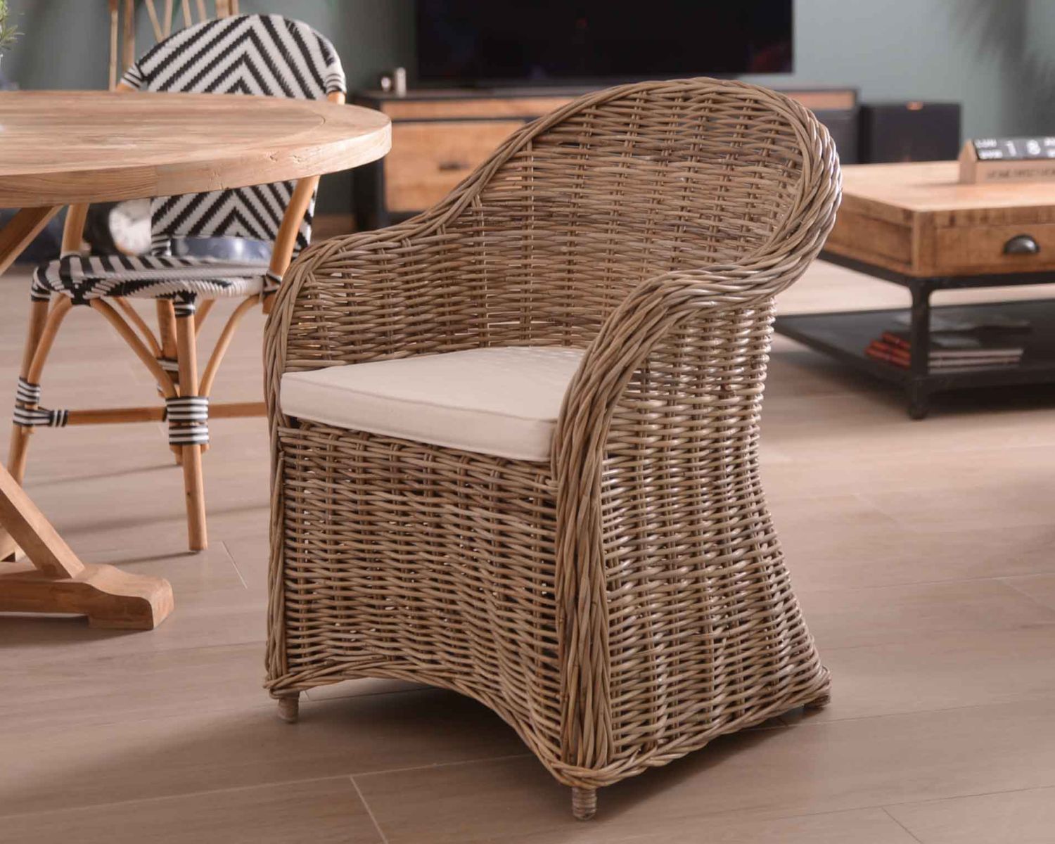 Sillón de jardín de ratán Kubu en color gris, con asiento de tela «Balangan Beach»