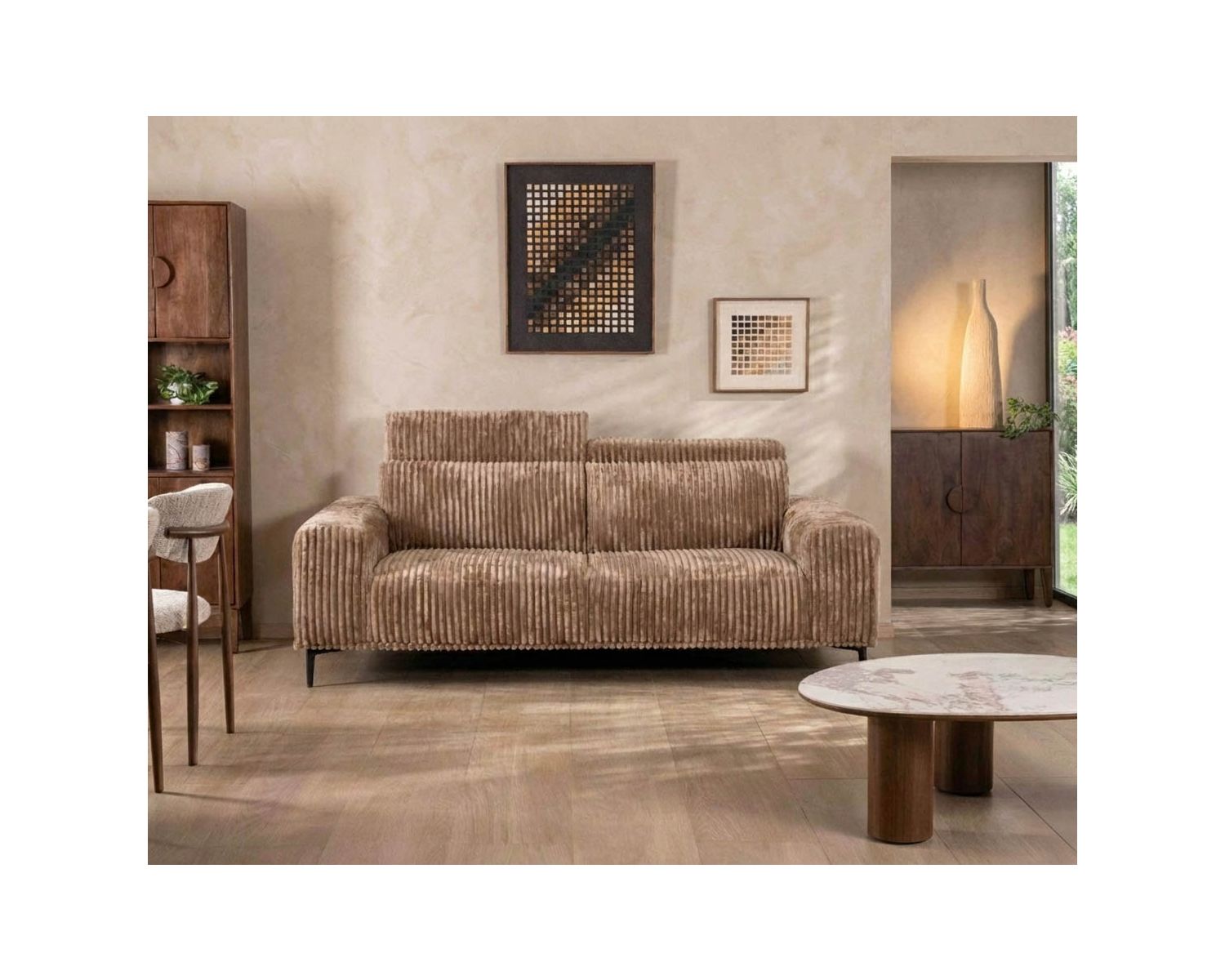 Sofá de 3 plazas de terciopelo con rayas anchas de color camel «Utsun» y reposacabezas abatibles