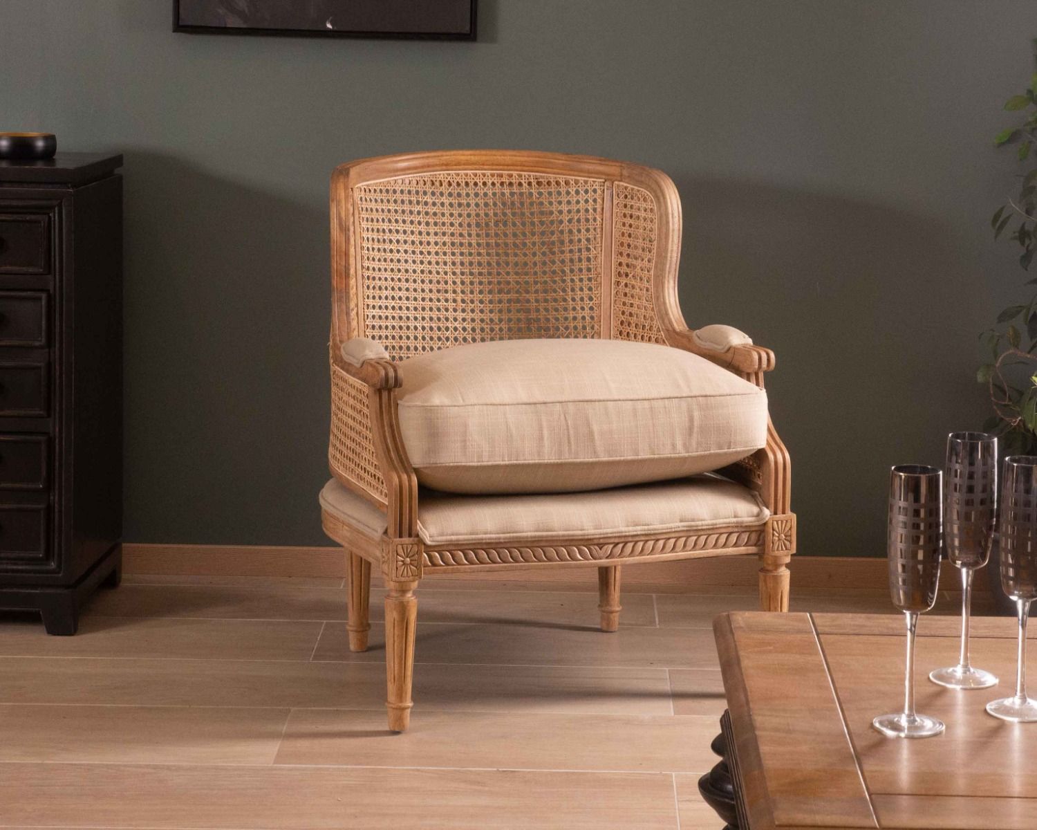 Sillón de mimbre y madera tallada con un estilo vintage chic «Legacy»