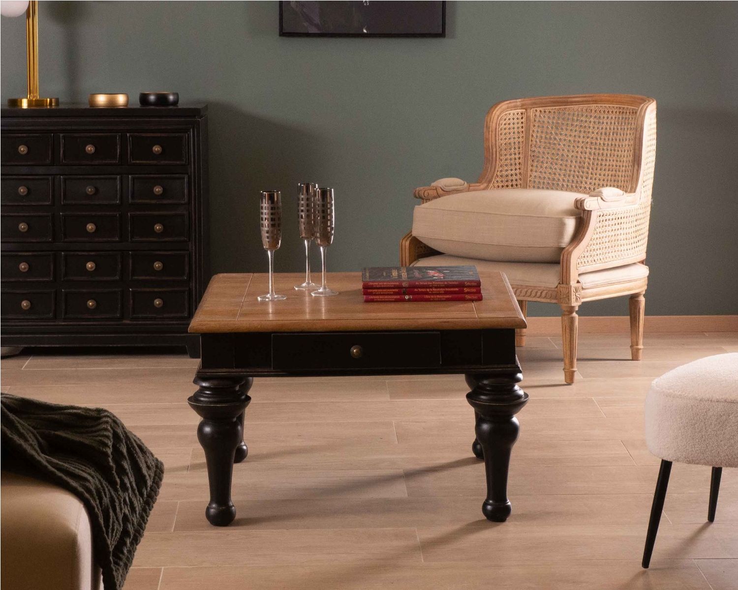 Sillón de mimbre y madera tallada con un estilo vintage chic «Legacy»