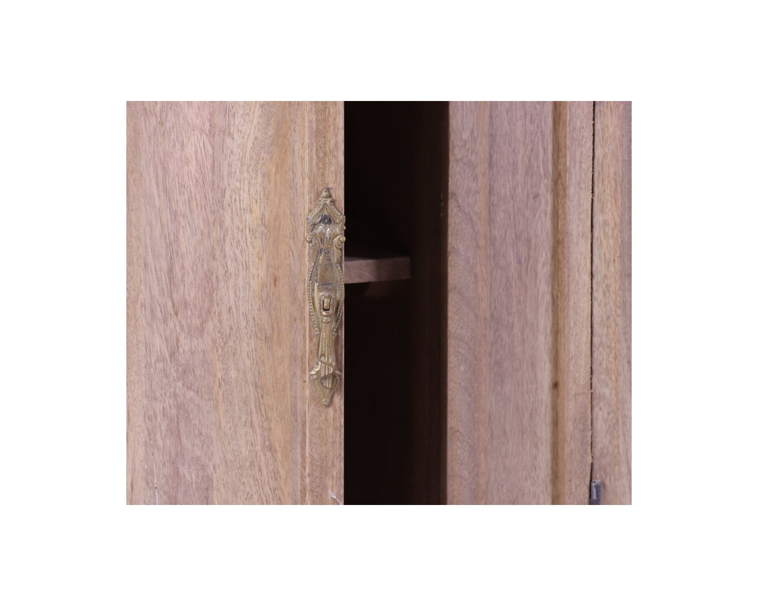 Mueble de baño de piedra con un lavabo de madera maciza redondeado «Églantine»