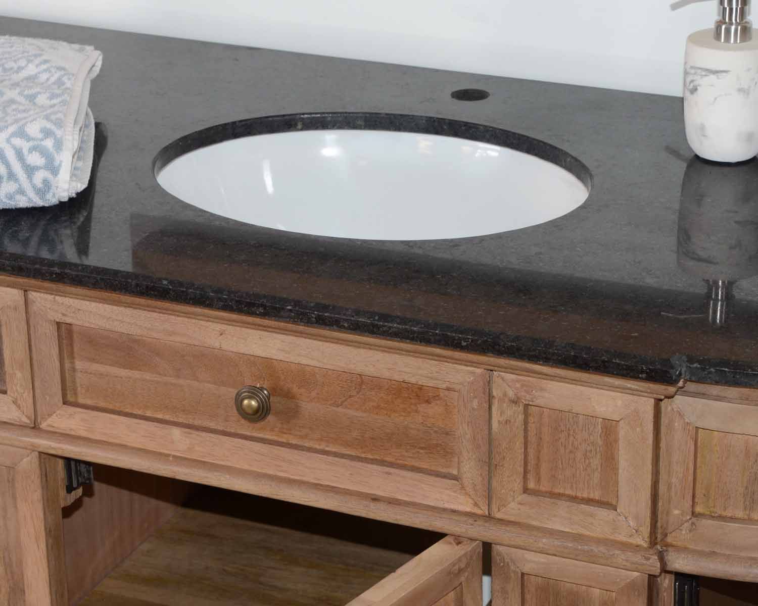 Mueble de baño de piedra con un lavabo de madera maciza redondeado «Églantine»
