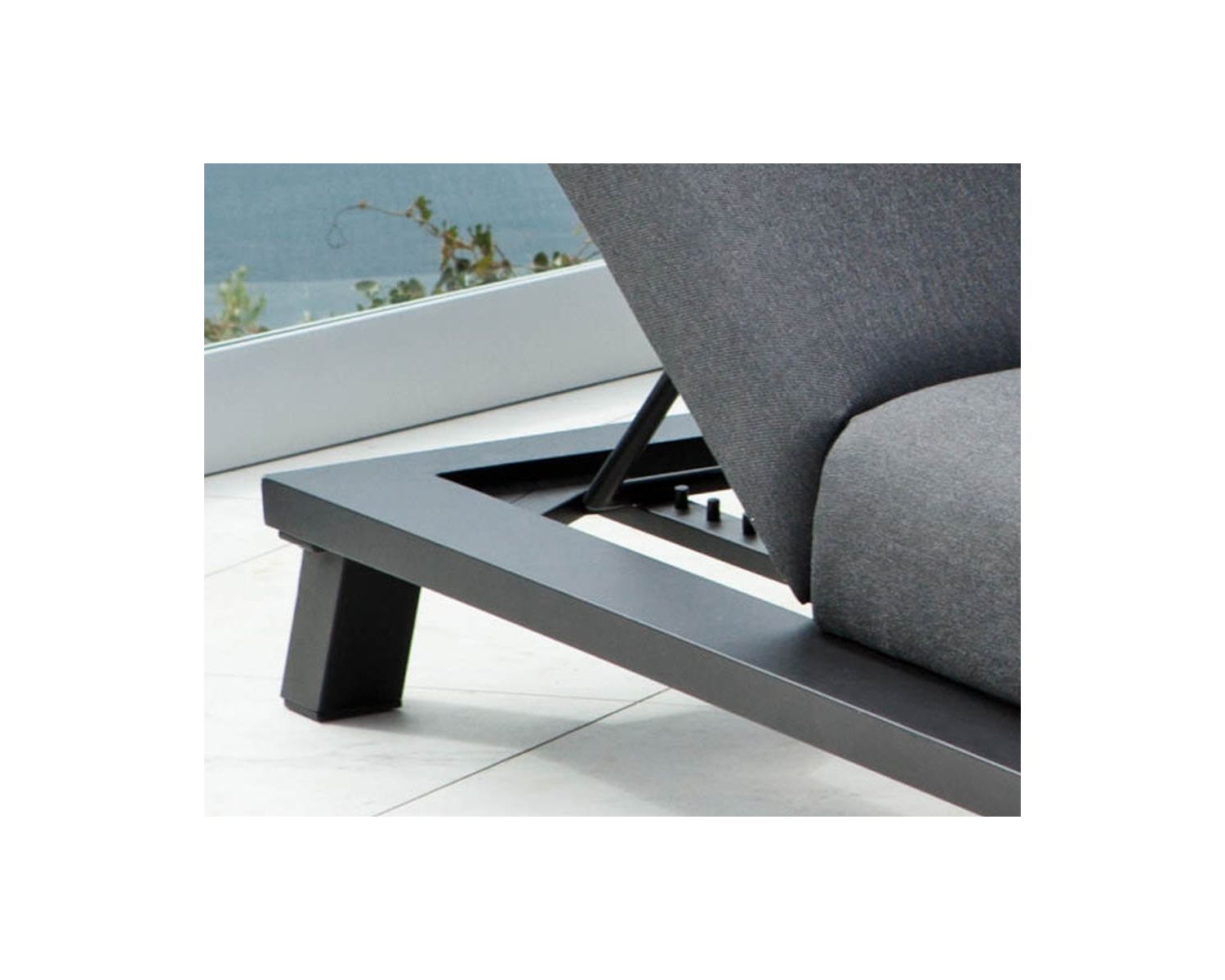 Tumbona doble de color gris oscuro Sunbrella y aluminio negro «Nusa Pedina»