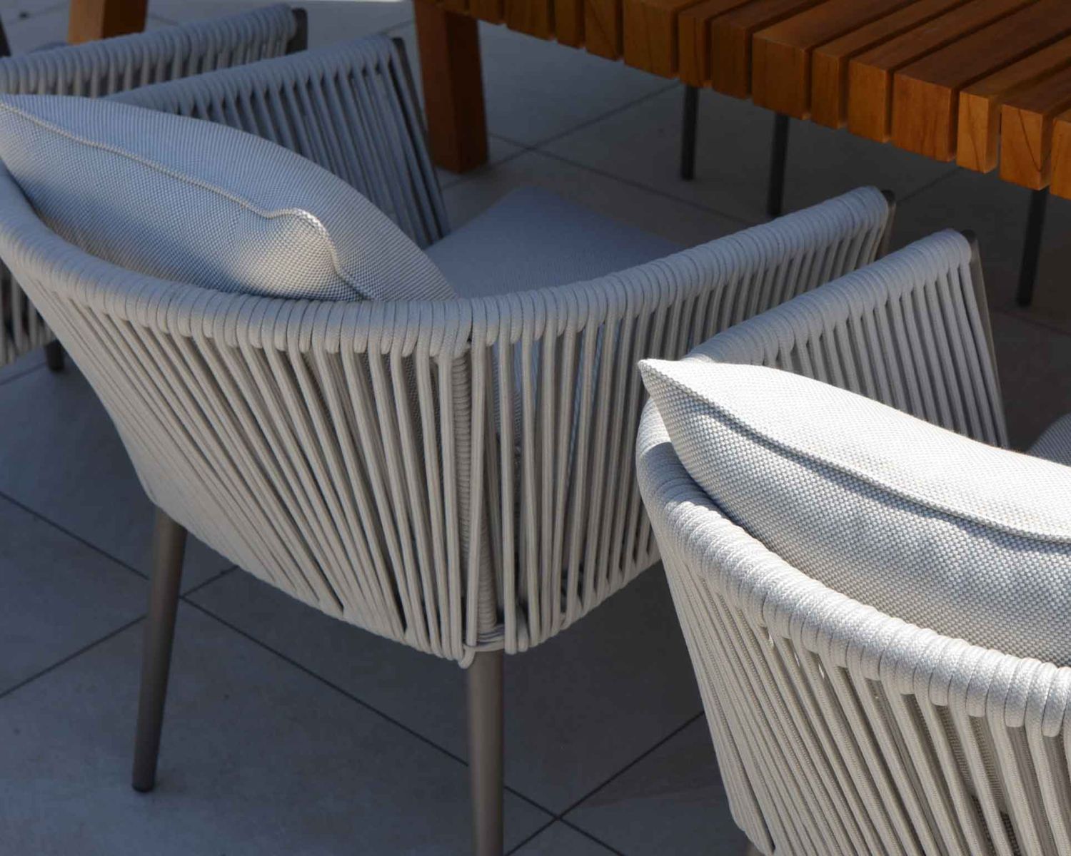 Lote de 2 sillas de jardín de diseño, de tela y aluminio color champán, modelo «Cheverny»