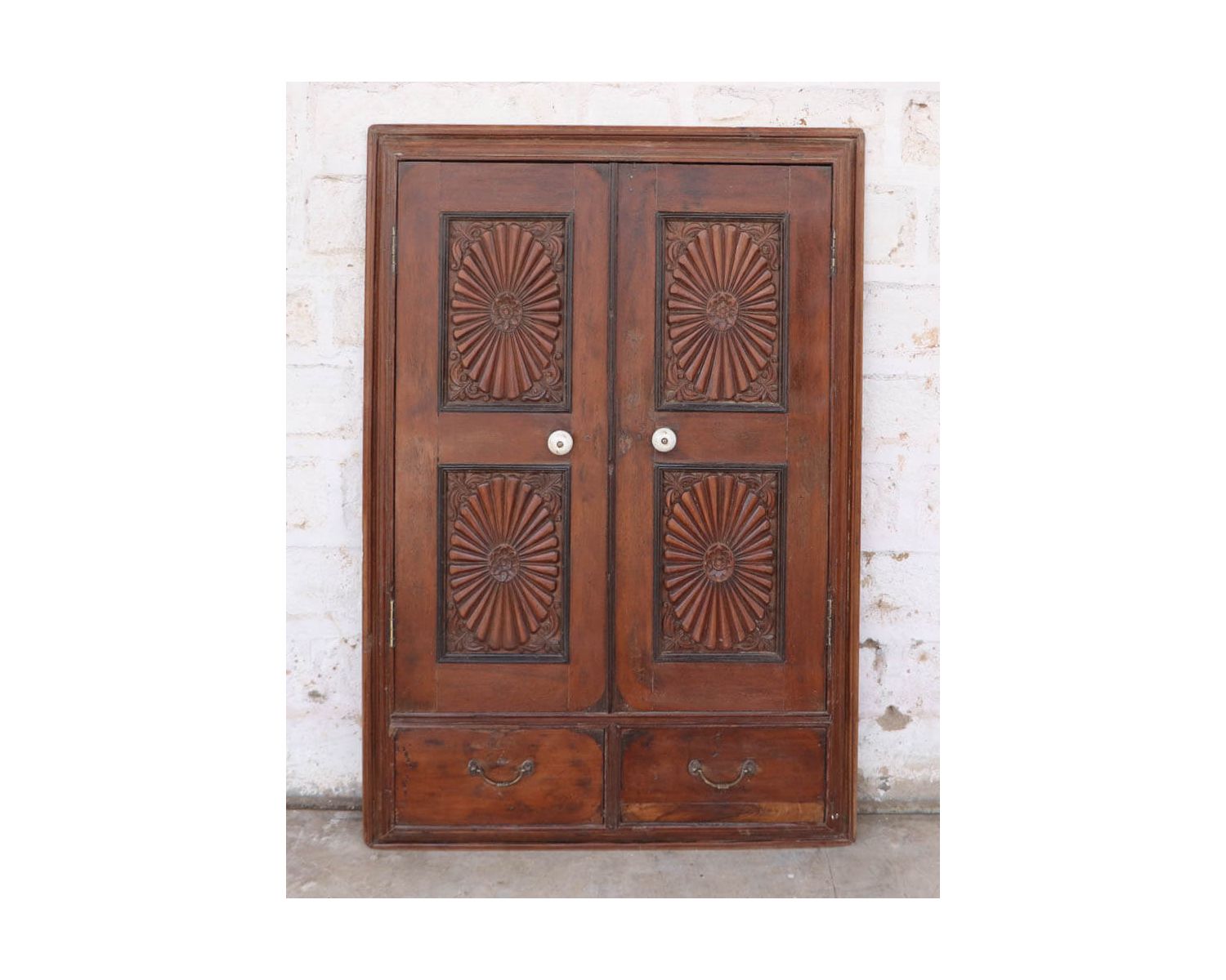 Puerta india de dos hojas de madera patinada con elegantes motivos «Puerta antigua»