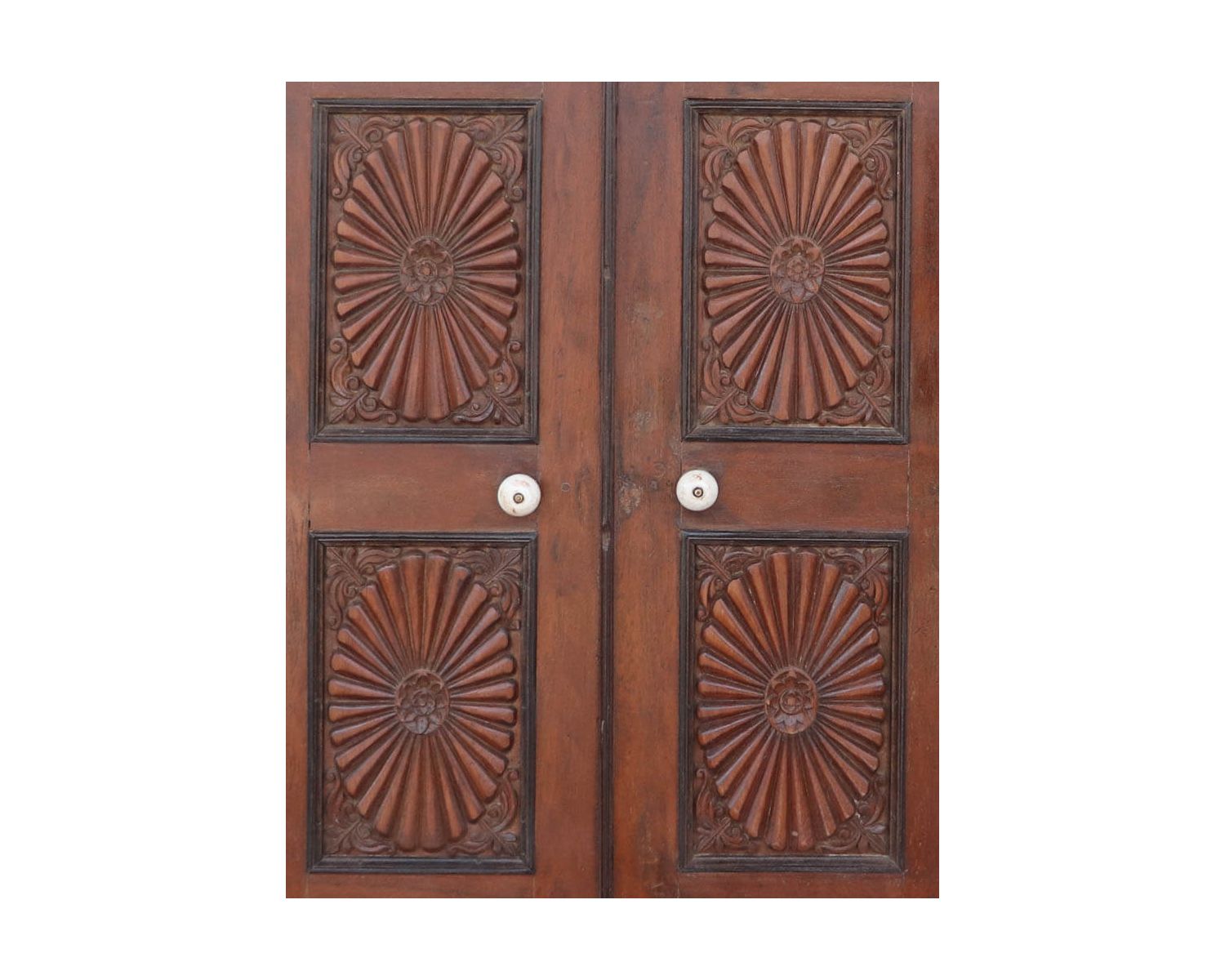 Puerta india de dos hojas de madera patinada con elegantes motivos «Puerta antigua»