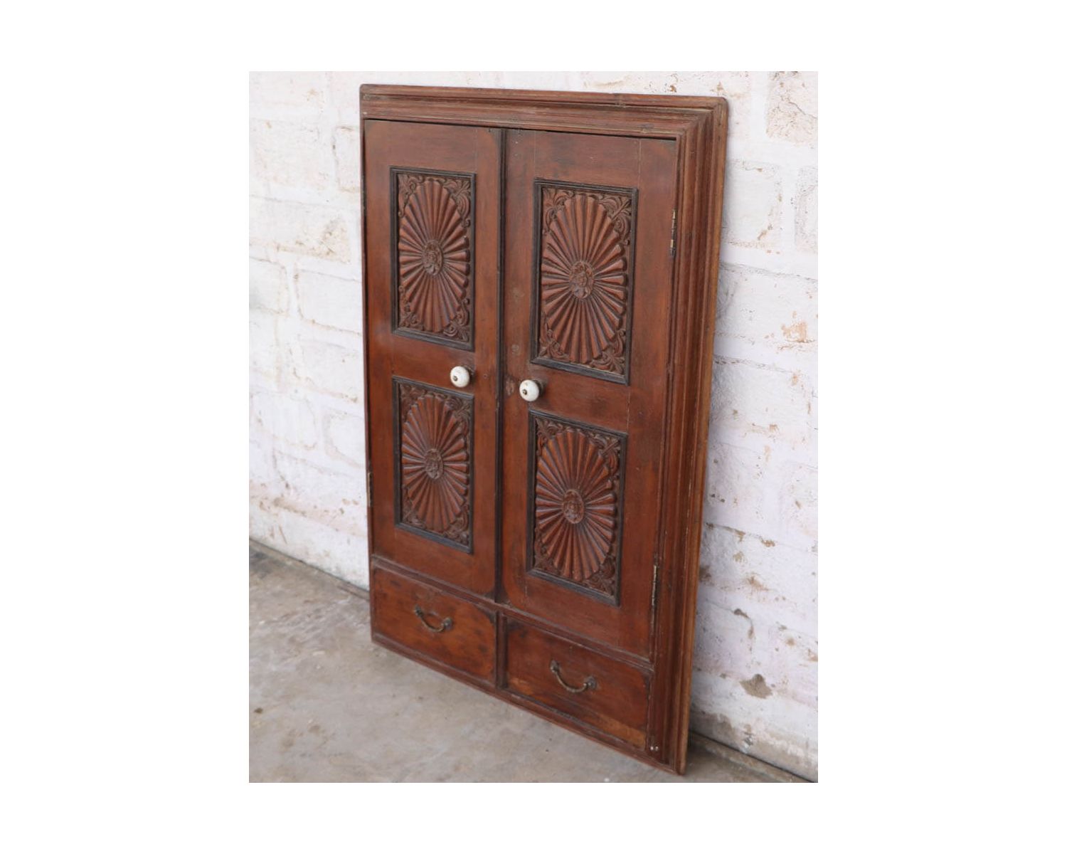 Puerta india de dos hojas de madera patinada con elegantes motivos «Puerta antigua»