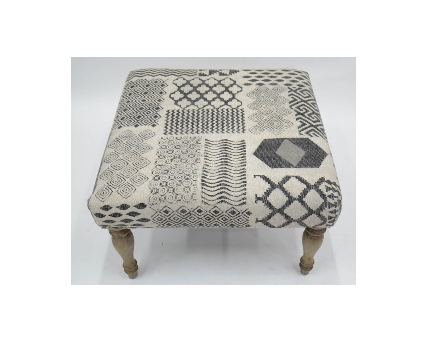 Reposapiés gris con diseño de patchwork y patas de madera natural «Sofía»