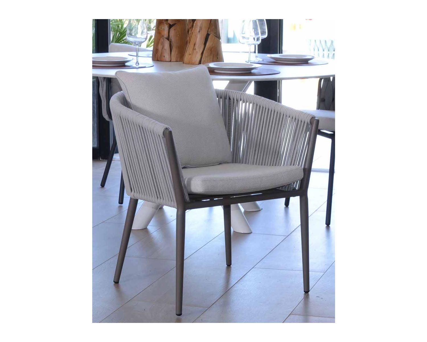 Lote de 2 sillas de jardín de diseño, de tela y aluminio color champán, modelo «Cheverny»