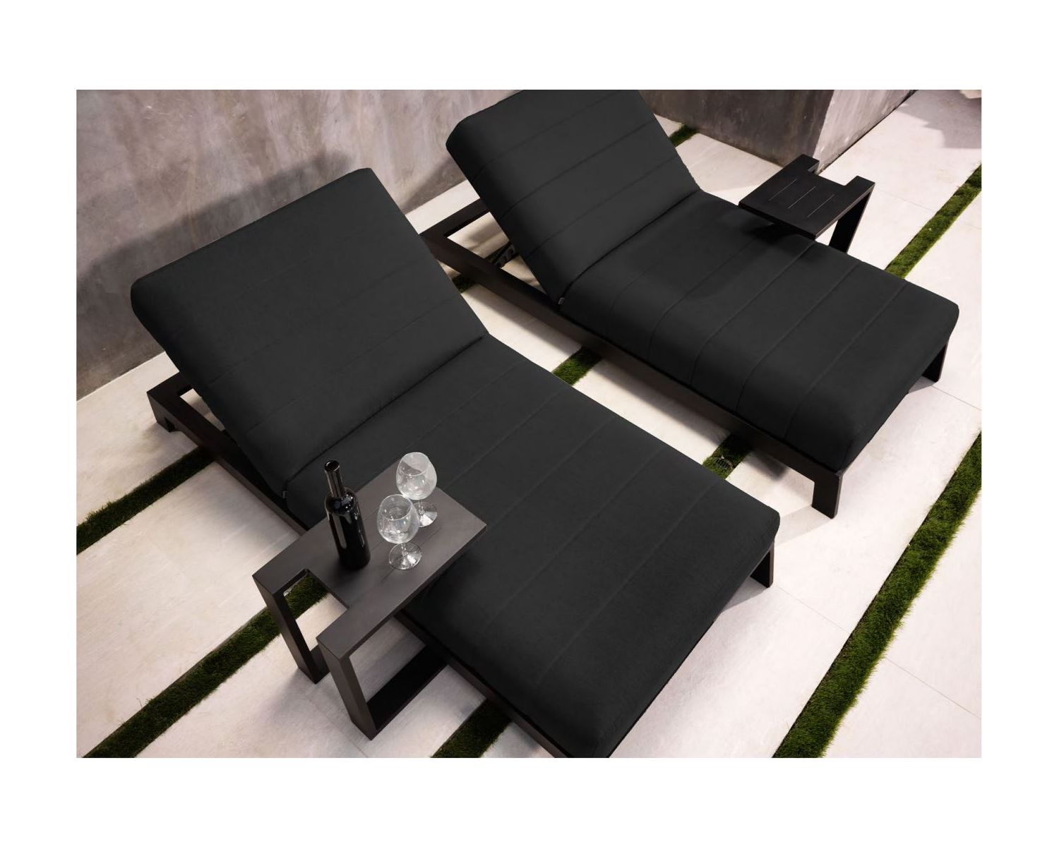 Mesita auxiliar de diseño en aluminio gris antracita «Lazy Beach»