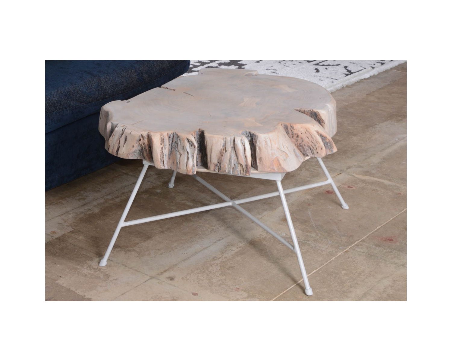 Mesa de centro de madera de tronco con patas de metal «Nervure»