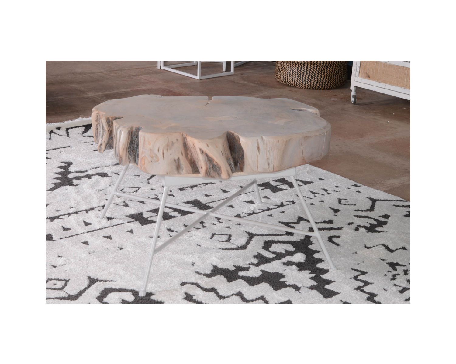 Mesa de centro de madera de tronco con patas de metal «Nervure»