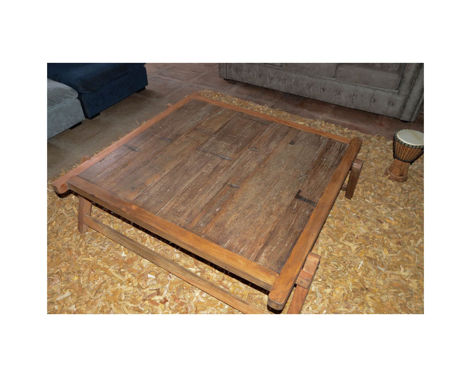 Gran mesa de centro cuadrada de madera antigua de estilo étnico «nepalí»