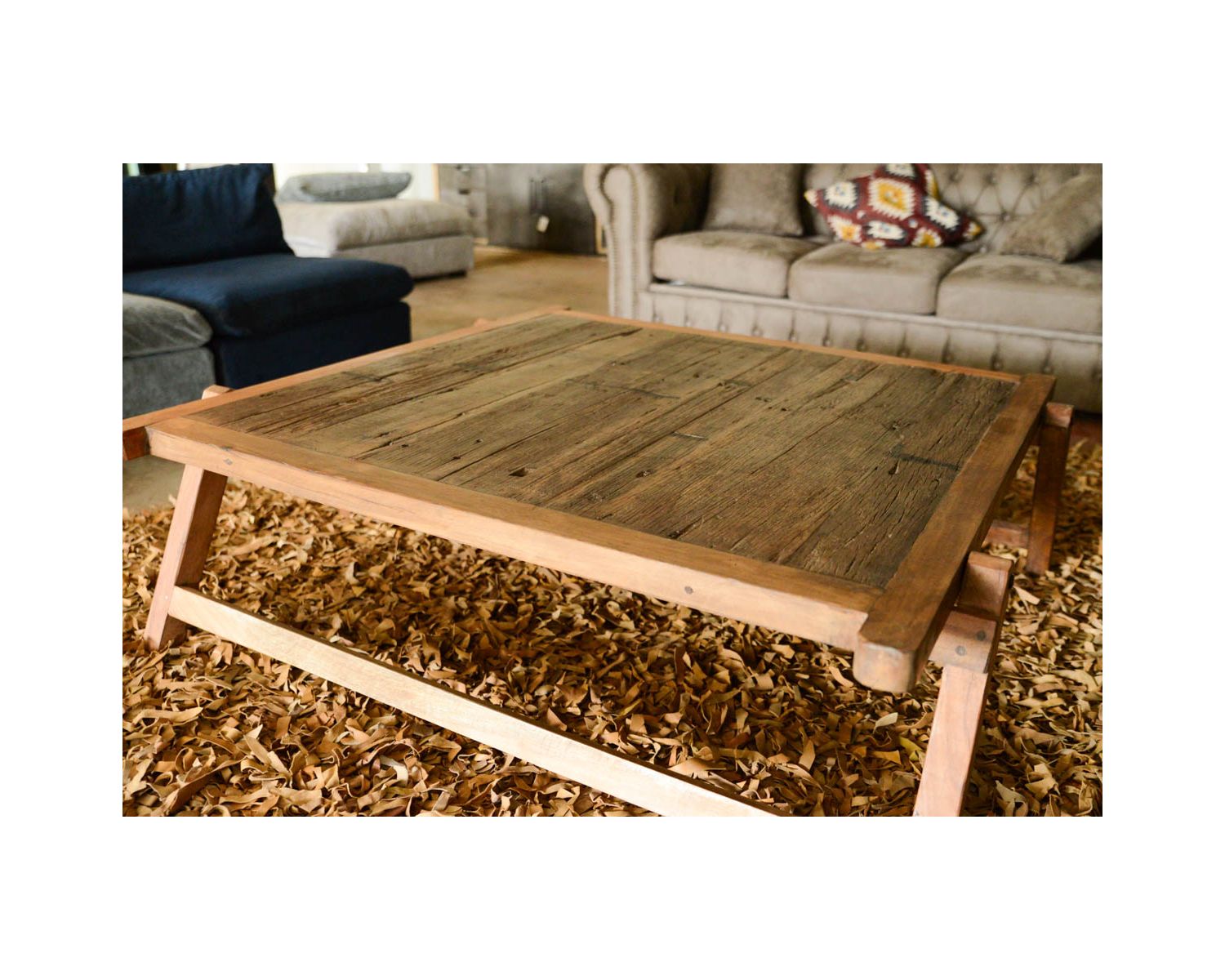 Gran mesa de centro cuadrada de madera antigua de estilo étnico «nepalí»