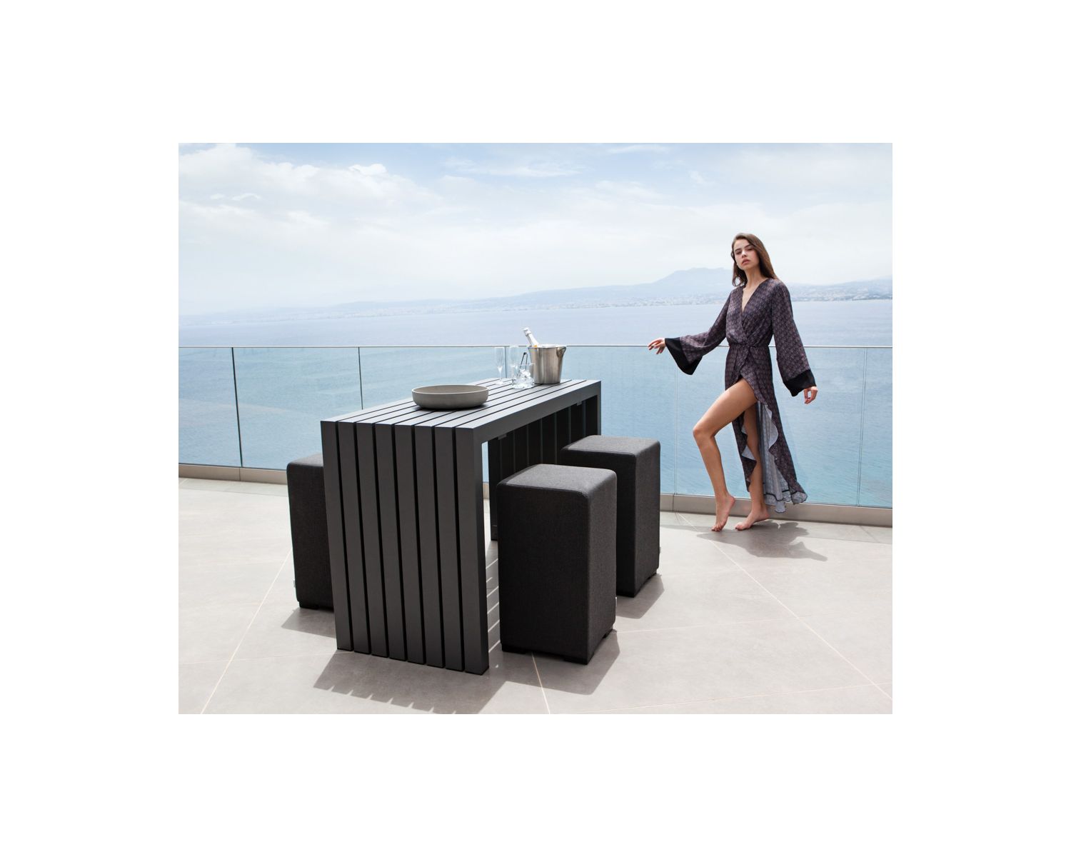 Conjunto de mesa y taburetes altos para exterior de 4 plazas «Java Island»