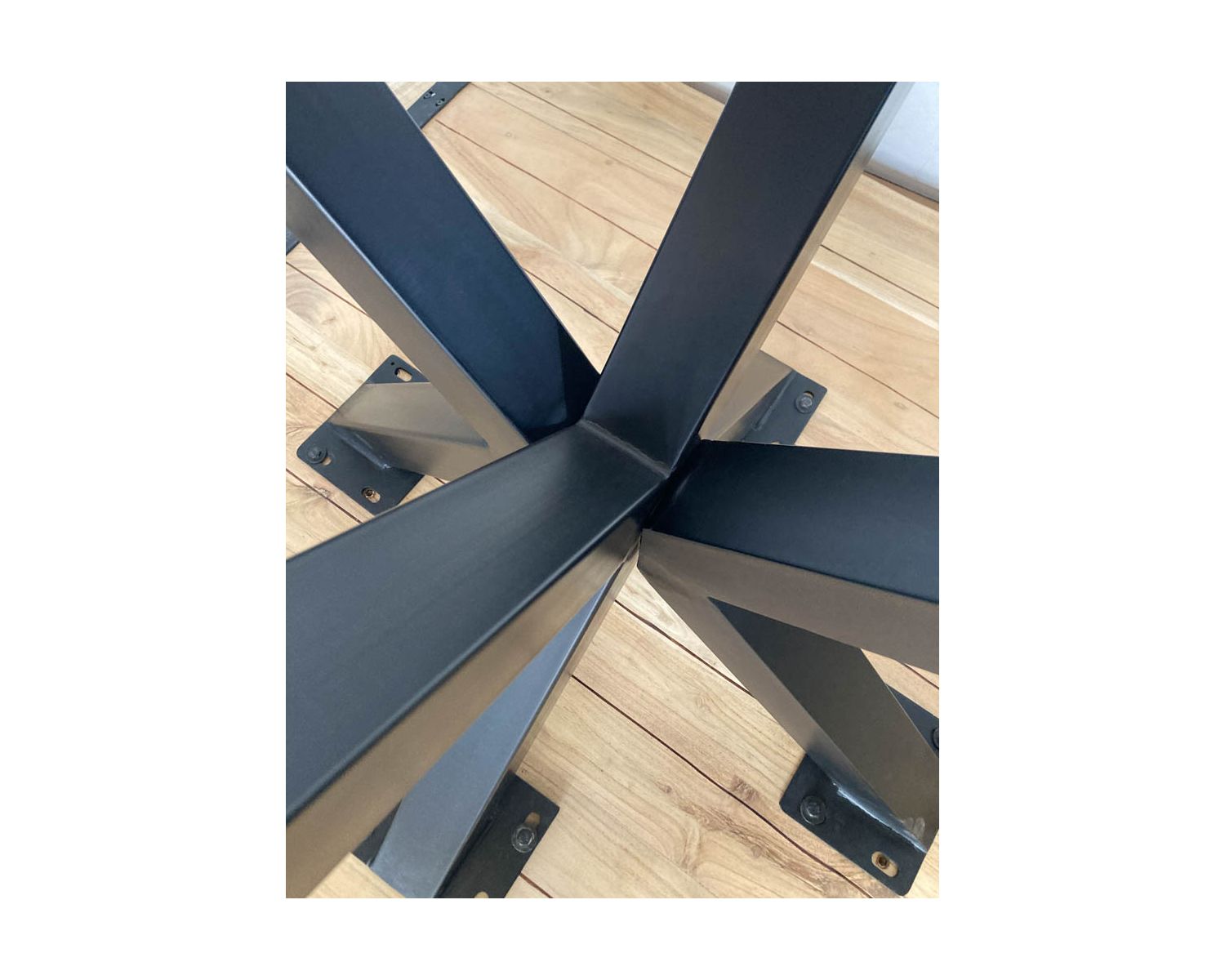 Mesa de comedor de acacia con patas «3D» de mikado y tablero cuadrado de 150 cm