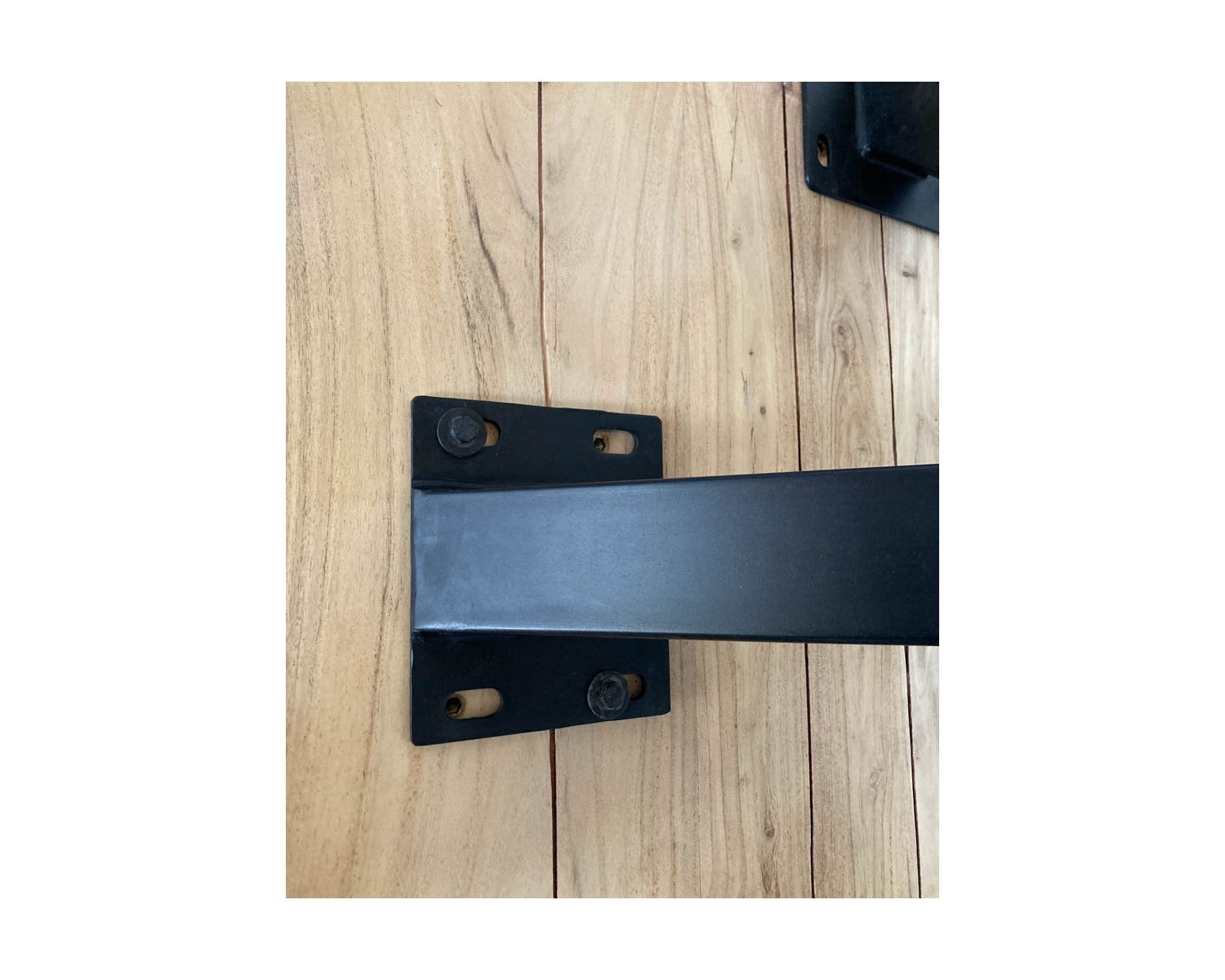 Mesa de comedor de acacia con patas «3D» de mikado y tablero cuadrado de 150 cm