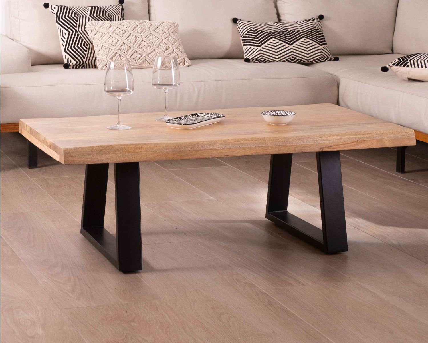 Mesa de centro de diseño con tablero natural y patas trapezoidales de metal «Caractère»