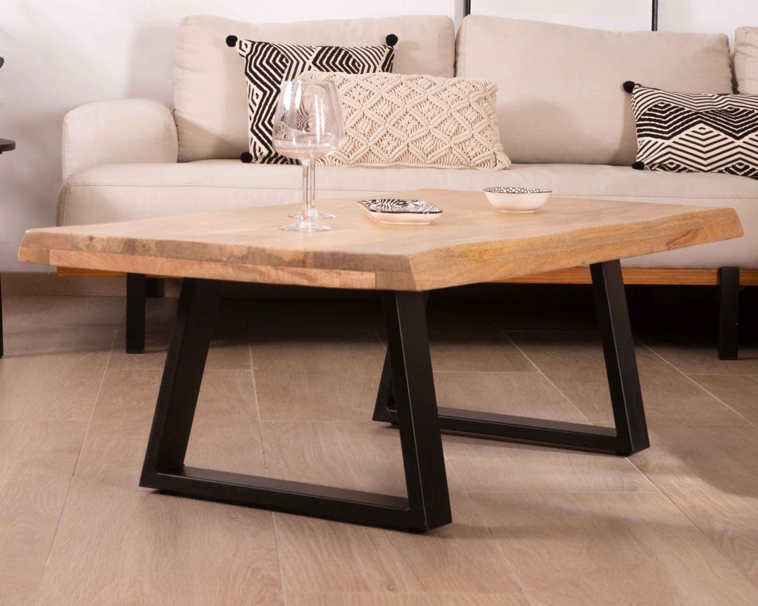 Mesa de centro de diseño con tablero natural y patas trapezoidales de metal «Caractère»