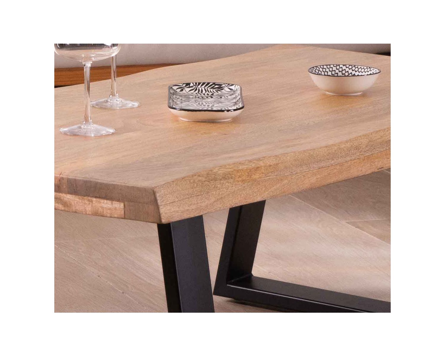 Mesa de centro de diseño con tablero natural y patas trapezoidales de metal «Caractère»