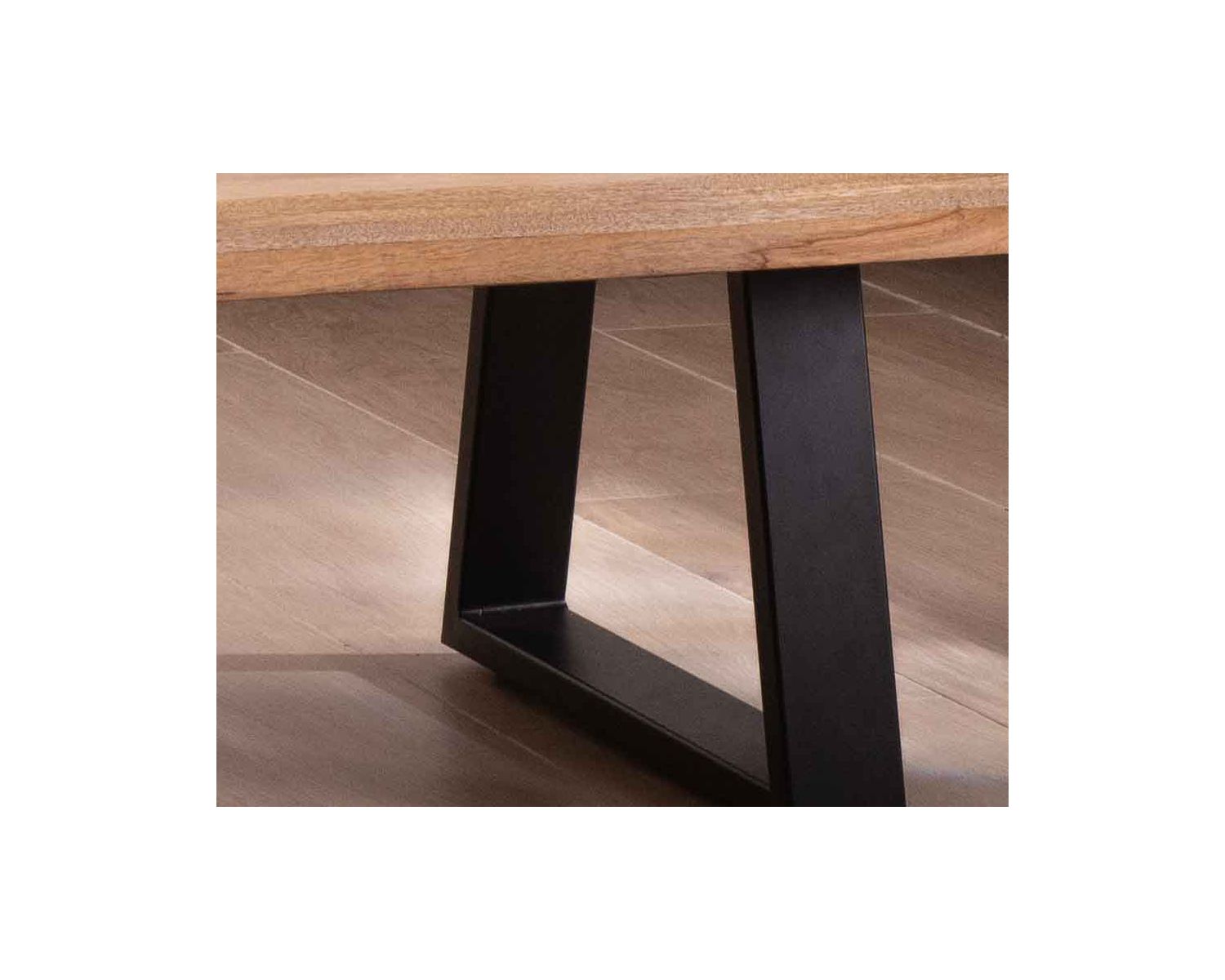 Mesa de centro de diseño con tablero natural y patas trapezoidales de metal «Caractère»