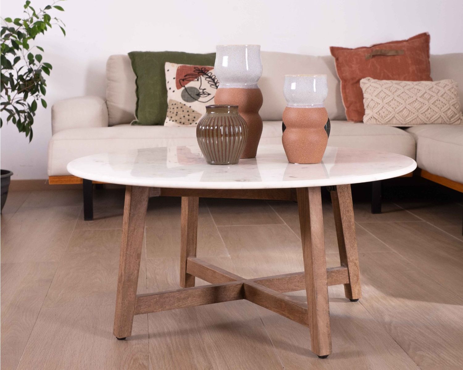 Mesa redonda de mármol de 90 cm con patas oblicuas de madera maciza de mango «Lor»