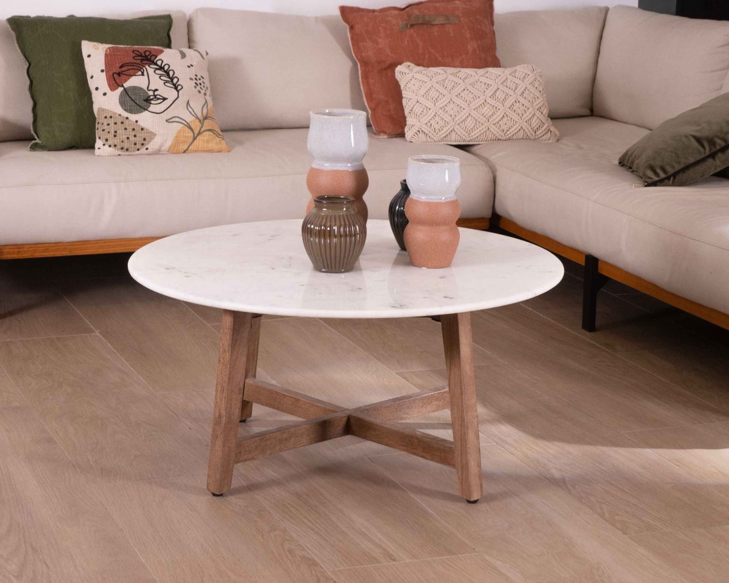 Mesa redonda de mármol de 90 cm con patas oblicuas de madera maciza de mango «Lor»