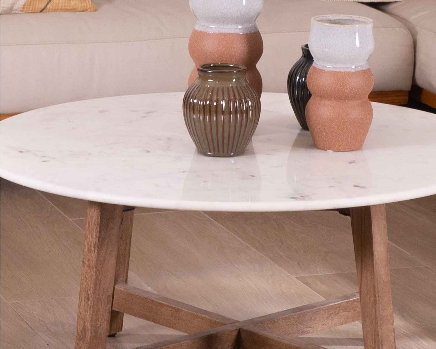 Mesa redonda de mármol de 90 cm con patas oblicuas de madera maciza de mango «Lor»
