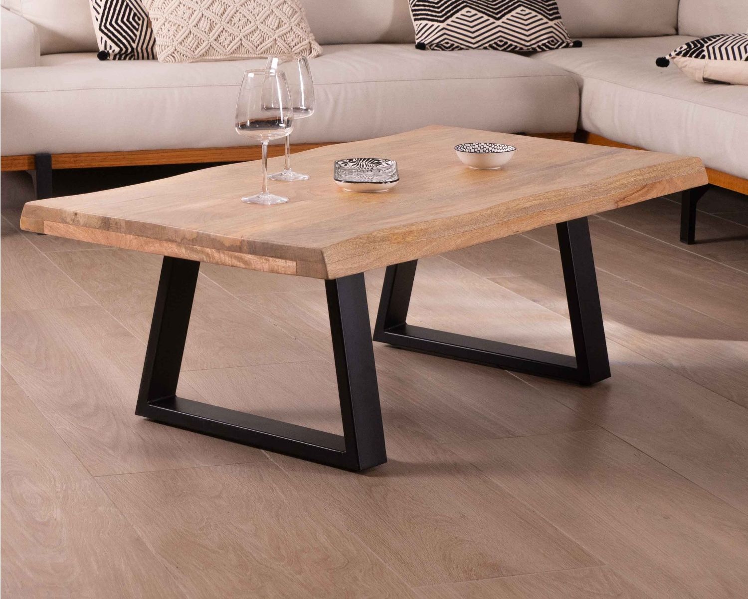Mesa de centro de diseño con tablero natural y patas trapezoidales de metal «Caractère»
