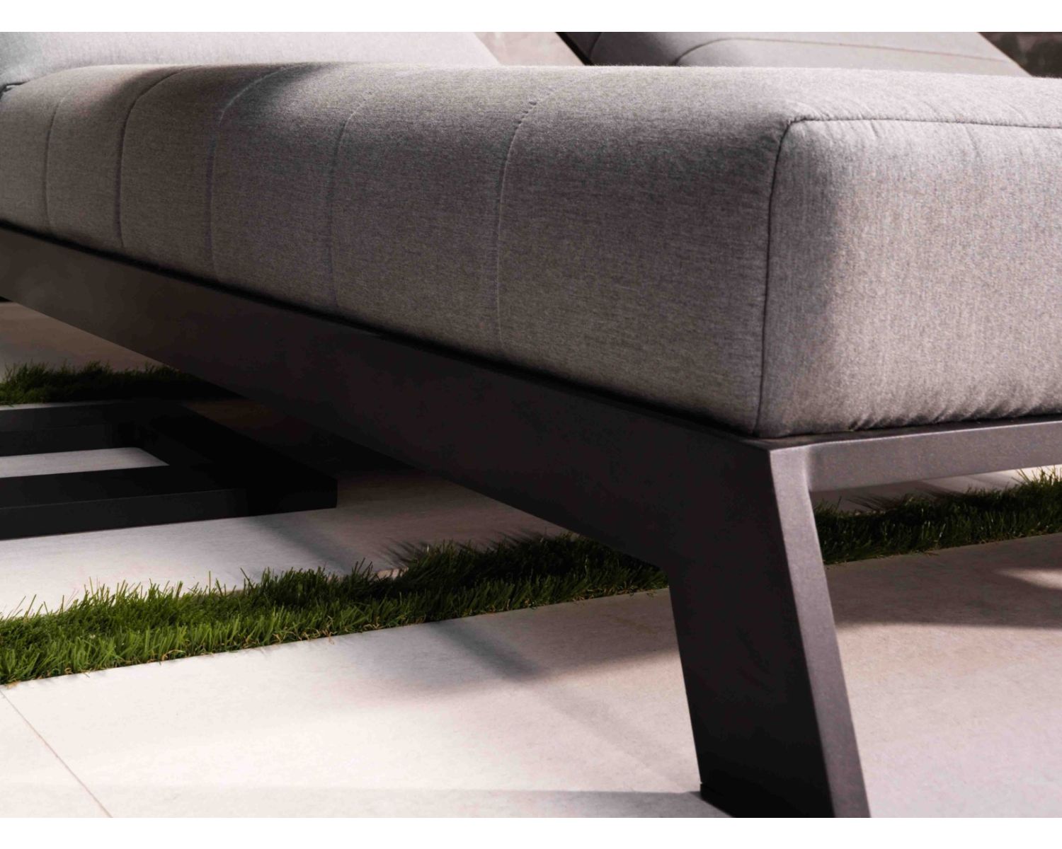 Tumbona doble moderna y cómoda de color gris claro «Terrasse», con estructura antracita