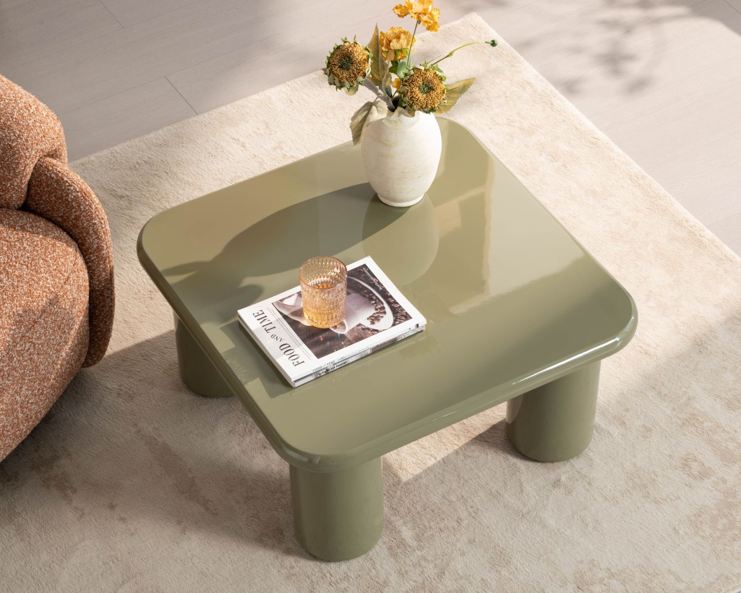 Mesa de centro cuadrada de 70 cm, de estilo minimalista, en color verde salvia «Nalya», con una base escultural