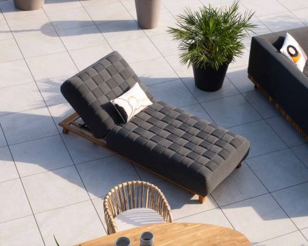Tumbona de diseño con tejido Sunbrella gris oscuro y teca «Lombok»