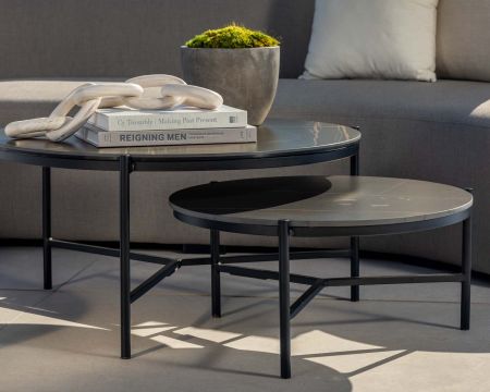 Mesa de centro de diseño en negro, con tablero de cerámica y estructura de tres patas «Sokha Beach», de 126 cm de diámetro