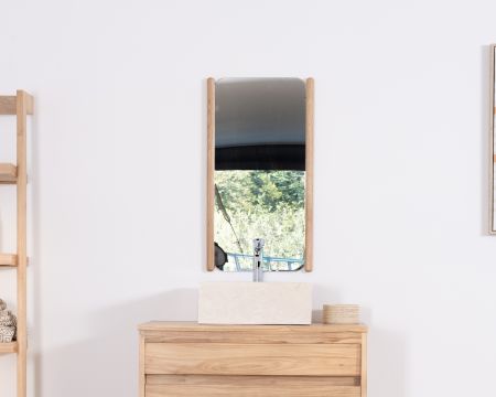 Espejo con marco de roble aceitado y diseño minimalista