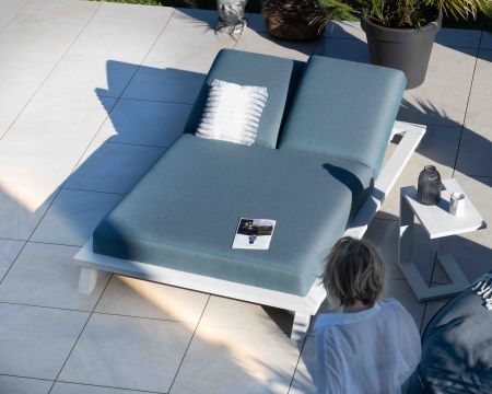 Tumbona doble de tela turquesa y aluminio blanco «Nusa Pedina»