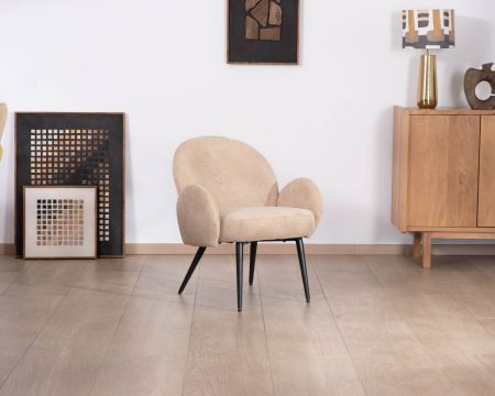 Pequeño sillón de estilo escandinavo en tejido beige y mullido «Luno»