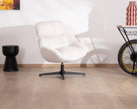 Sillón envolvente de tela blanca y base giratoria de metal «Bissett»