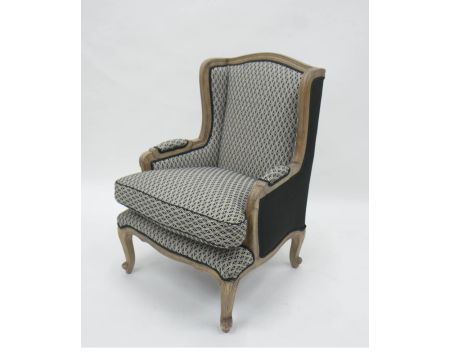 Sillón bergère «Sofía» de madera maciza y tela blanca y negra con rombos