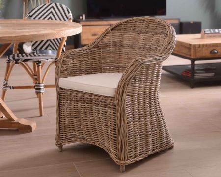 Sillón de jardín de ratán Kubu en color gris, con asiento de tela «Balangan Beach»