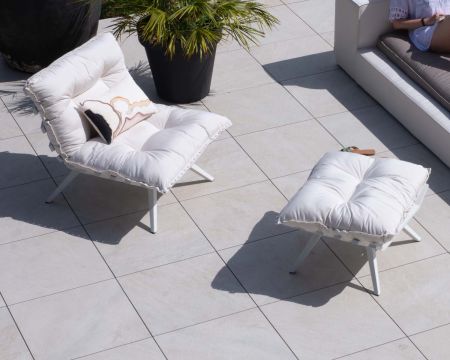 Sillón de exterior blanco con reposapiés modular y estructura de aluminio blanco «Lisca»