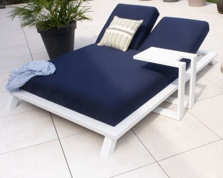 Tumbona doble azul y blanca de alta gama Sunbrella «Nusa Pedina»