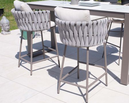 Silla de bar muy elegante con respaldo de tela trenzada gris y patas de aluminio «Chinon», asiento de 74 cm