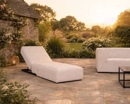 Tumbona de diseño minimalista en tejido color crema con pespuntes especiales para exterior «Sunset Bay»