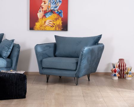Gran sillón acogedor de tela azul y patas de metal negro «Hasting»