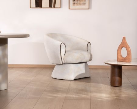 Pequeño sillón lounge de tejido bouclé en color blanco roto «Sweet Culture», con diseño envolvente