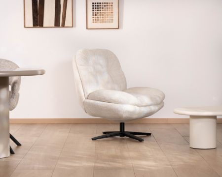 Sillón lounge giratorio «Panama» de tejido bouclé en color crudo, de estilo escandinavo