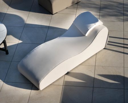 Tumbona de 1 plaza con diseño orgánico, fabricada en tejido blanco especial para exteriores «Miroly bay»