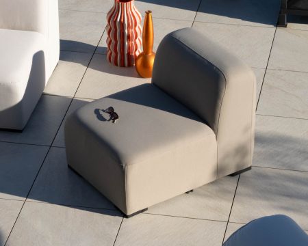Asiento para sofá modular de exterior en tejido color topo «Miroly Bay», de diseño orgánico